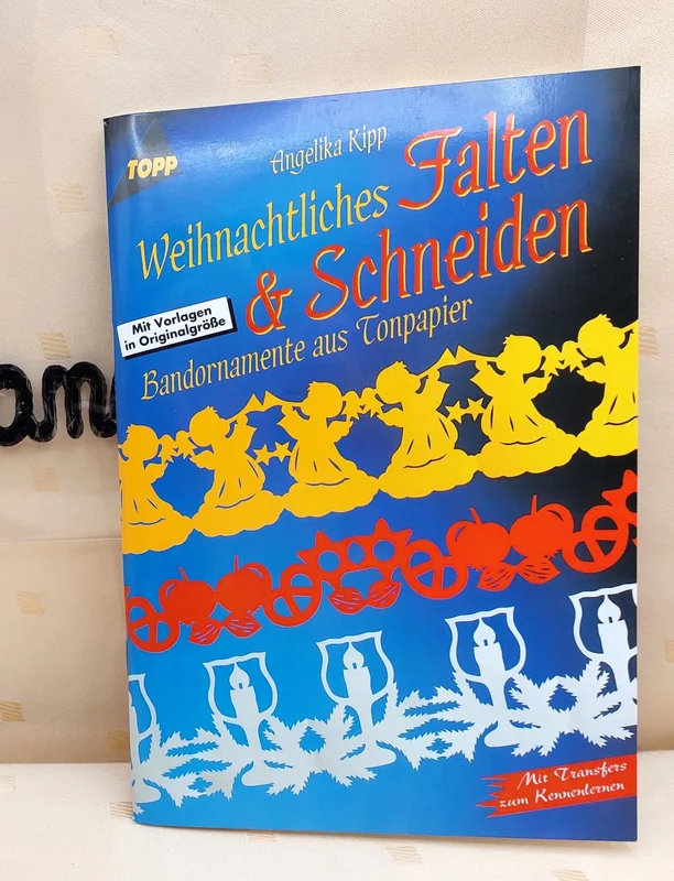 Cover des Bastelbuchs Weihnachtliches Falten und Schneiden von Angelika Kipp